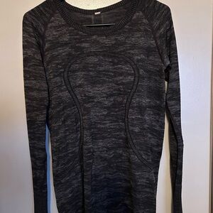 Lululemon long sleeve size 8